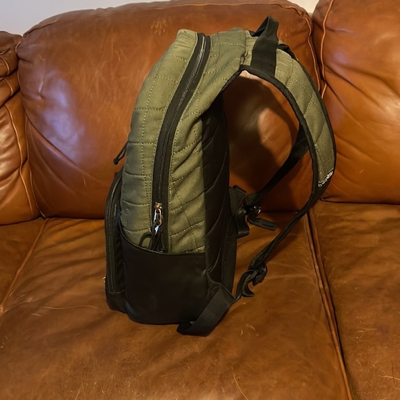 Green and black BACKPACK. - Picture 3 of 4